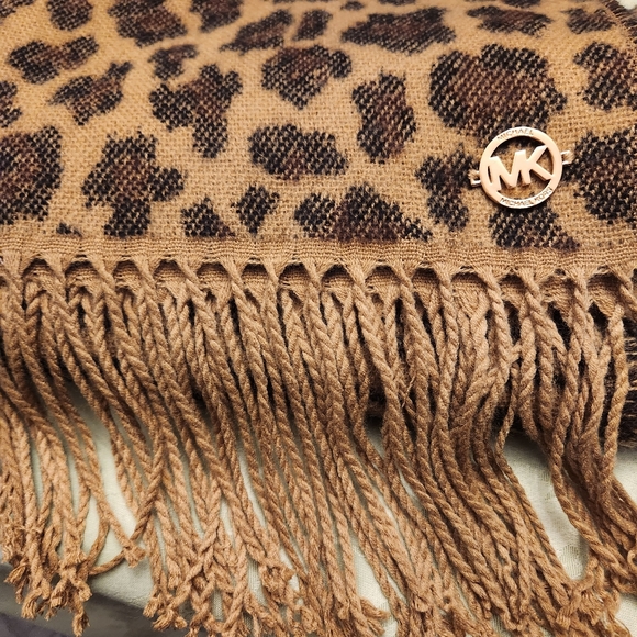 MK SCARF - Picture 2 of 4